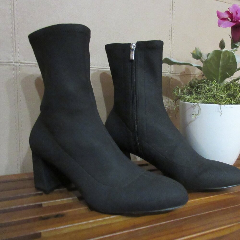BADGLEY MISCHKA Stretch Knit Black Bootie in GREAT Pre-Owned Condition